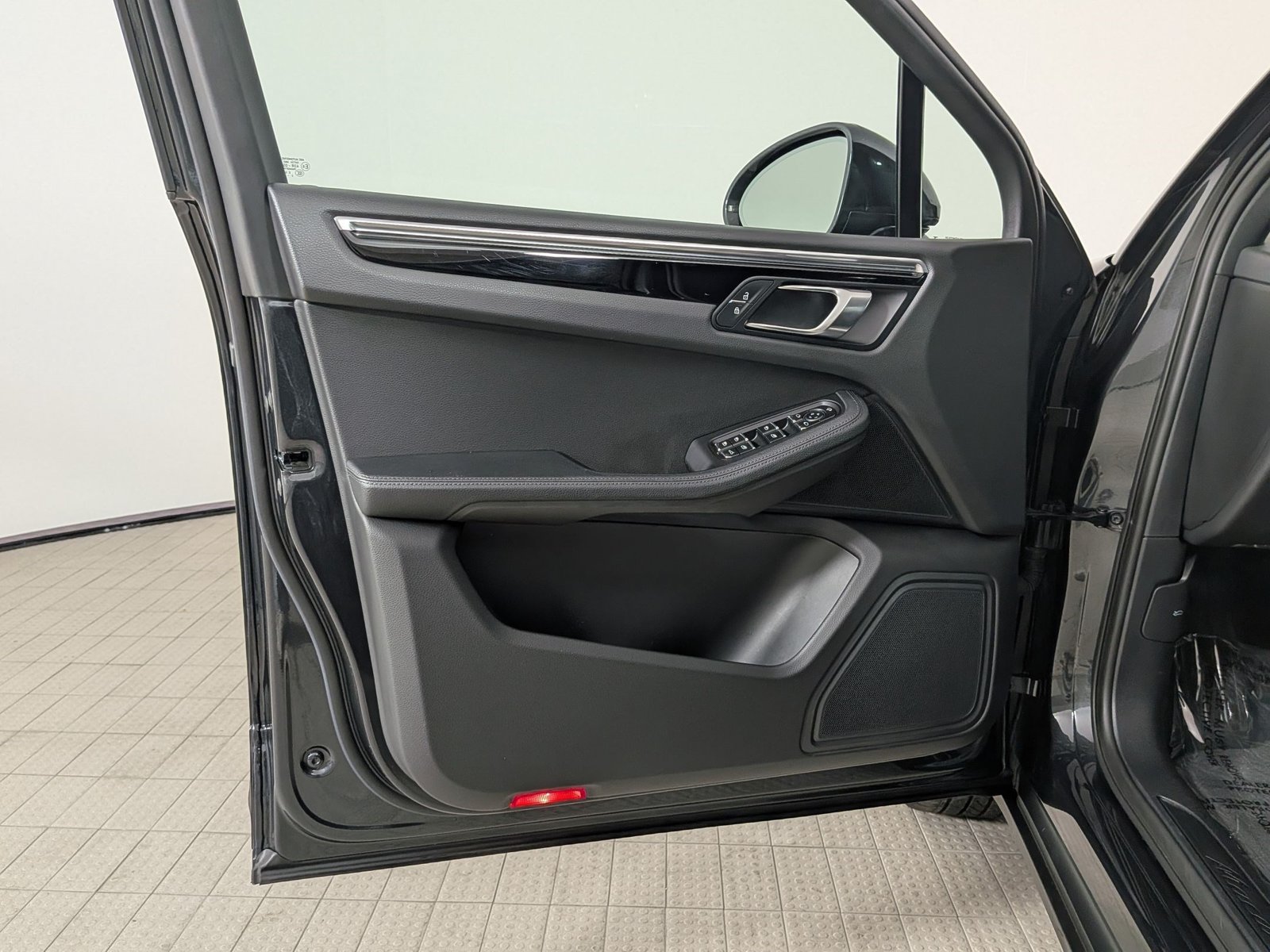 Certified 2023 Porsche Macan AWD/4WD image 13