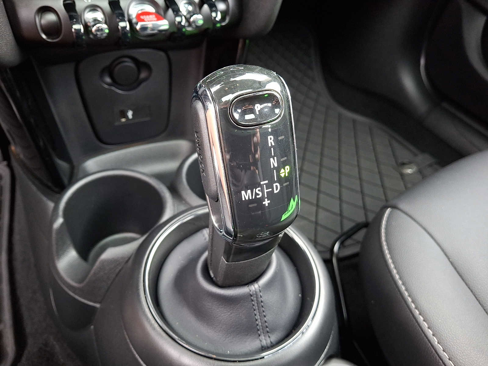 Used 2023 MINI Cooper 4-Door Hardtop w/ Multitone Edition image 16