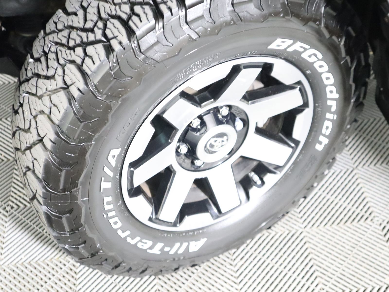 Used 2017 Toyota 4Runner TRD Off-Road w/ Convenience Package image 19