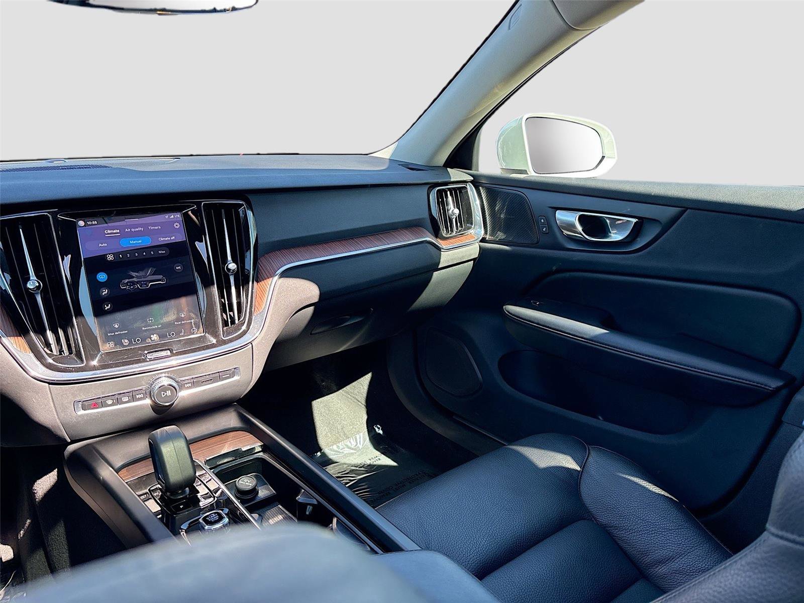 Used 2025 Volvo V60 B5 Cross Country Plus image 25