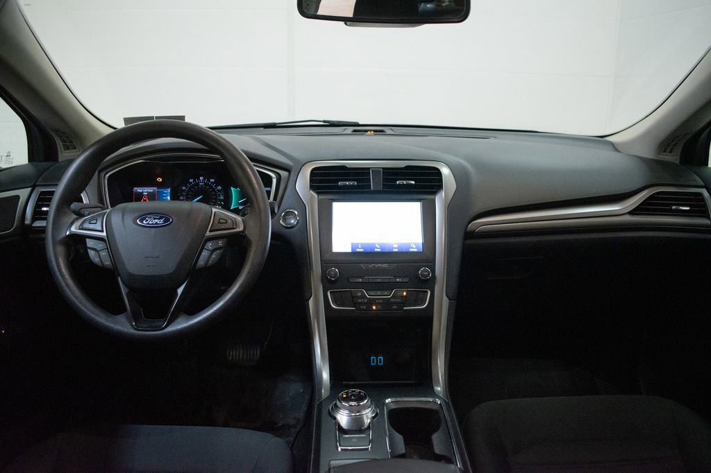 Used 2020 Ford Fusion SE FWD image 11