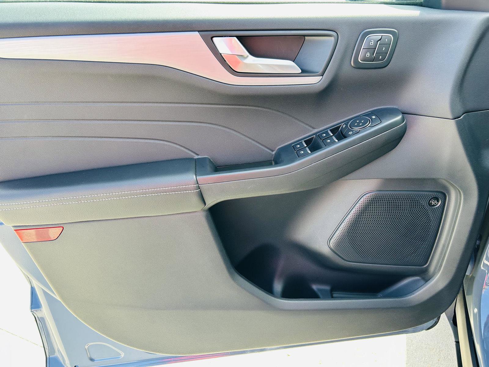 Used 2025 Ford Escape SE w/ PHEV Premium Package image 17