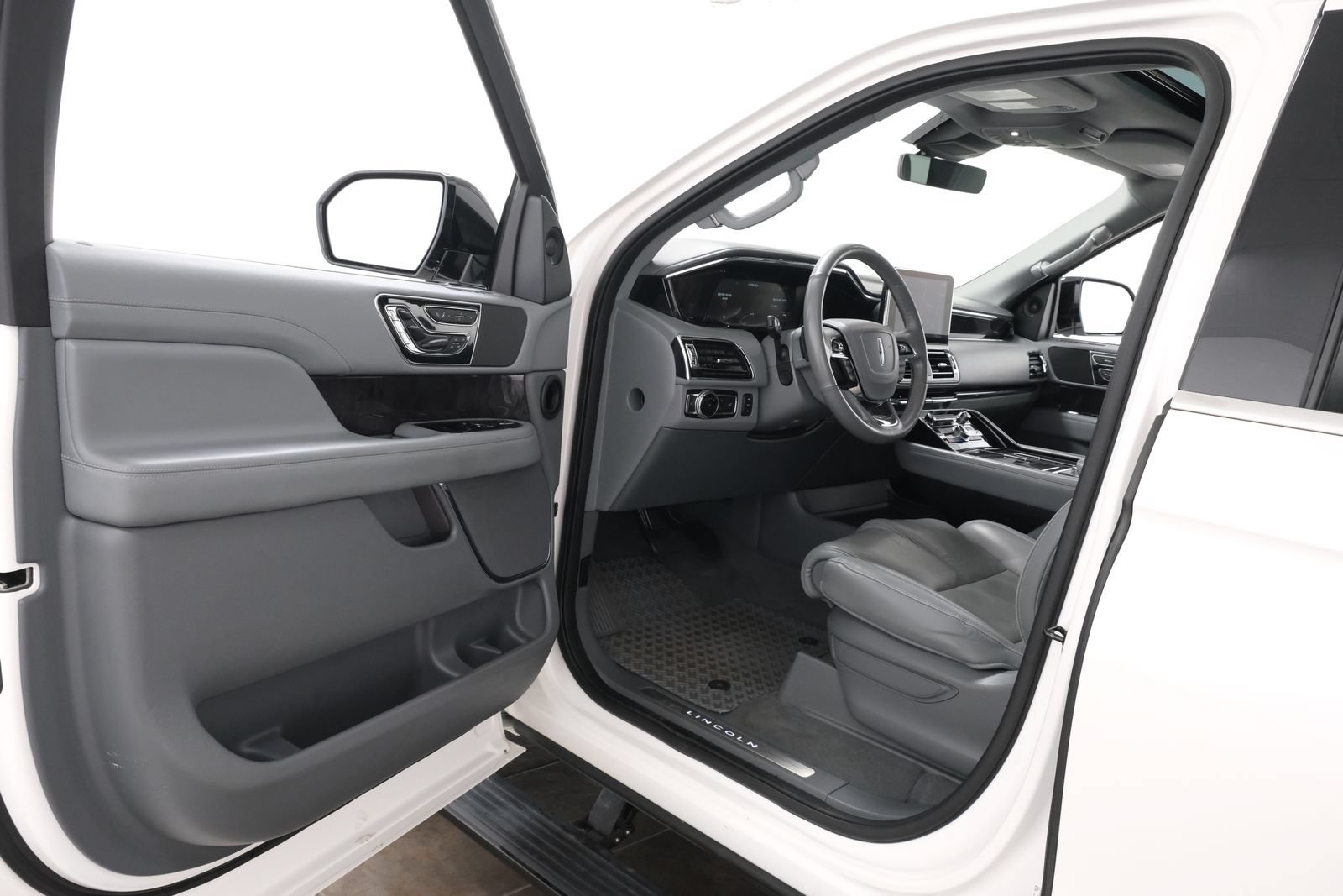 Used 2018 Lincoln Navigator Reserve w/ Technology Package AWD/4WD image 24