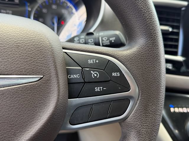 Used 2017 Chrysler Pacifica Touring w/ Tire & Wheel Group FWD image 19