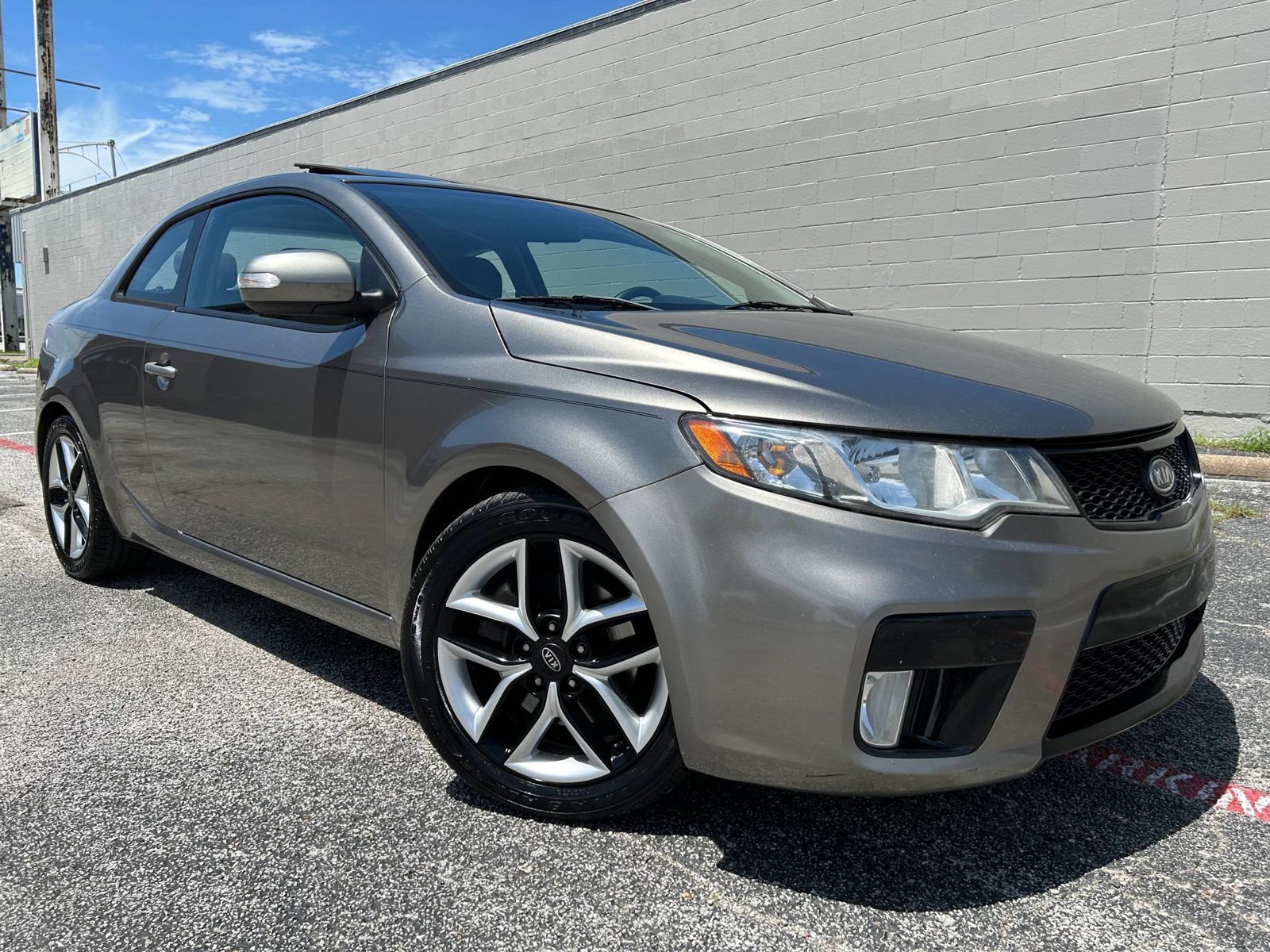 Used 2010 Kia Forte Koup SX FWD image 1