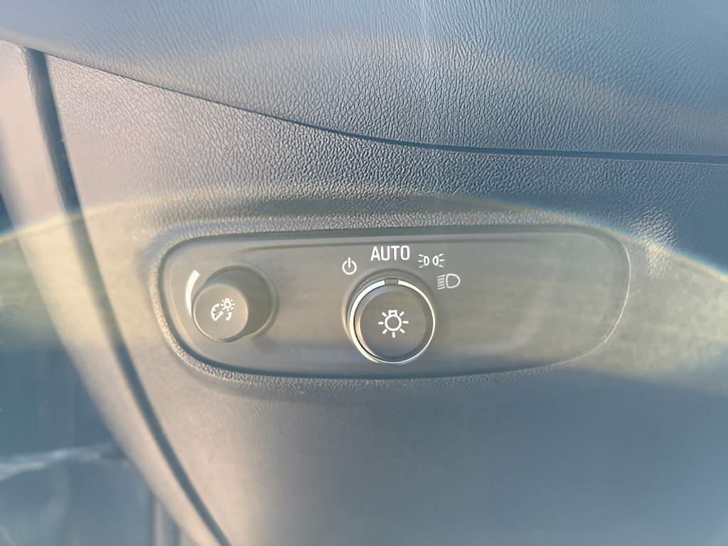 Used 2018 Chevrolet Equinox LT FWD image 36
