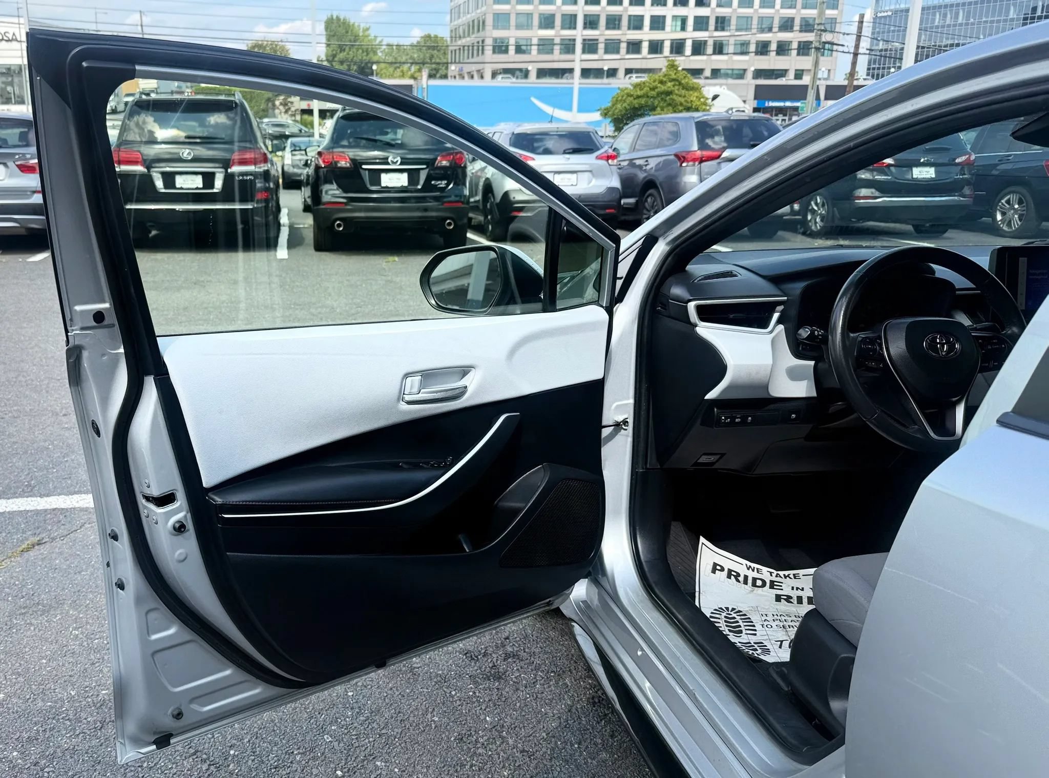 Used 2023 Toyota Corolla SE FWD image 9