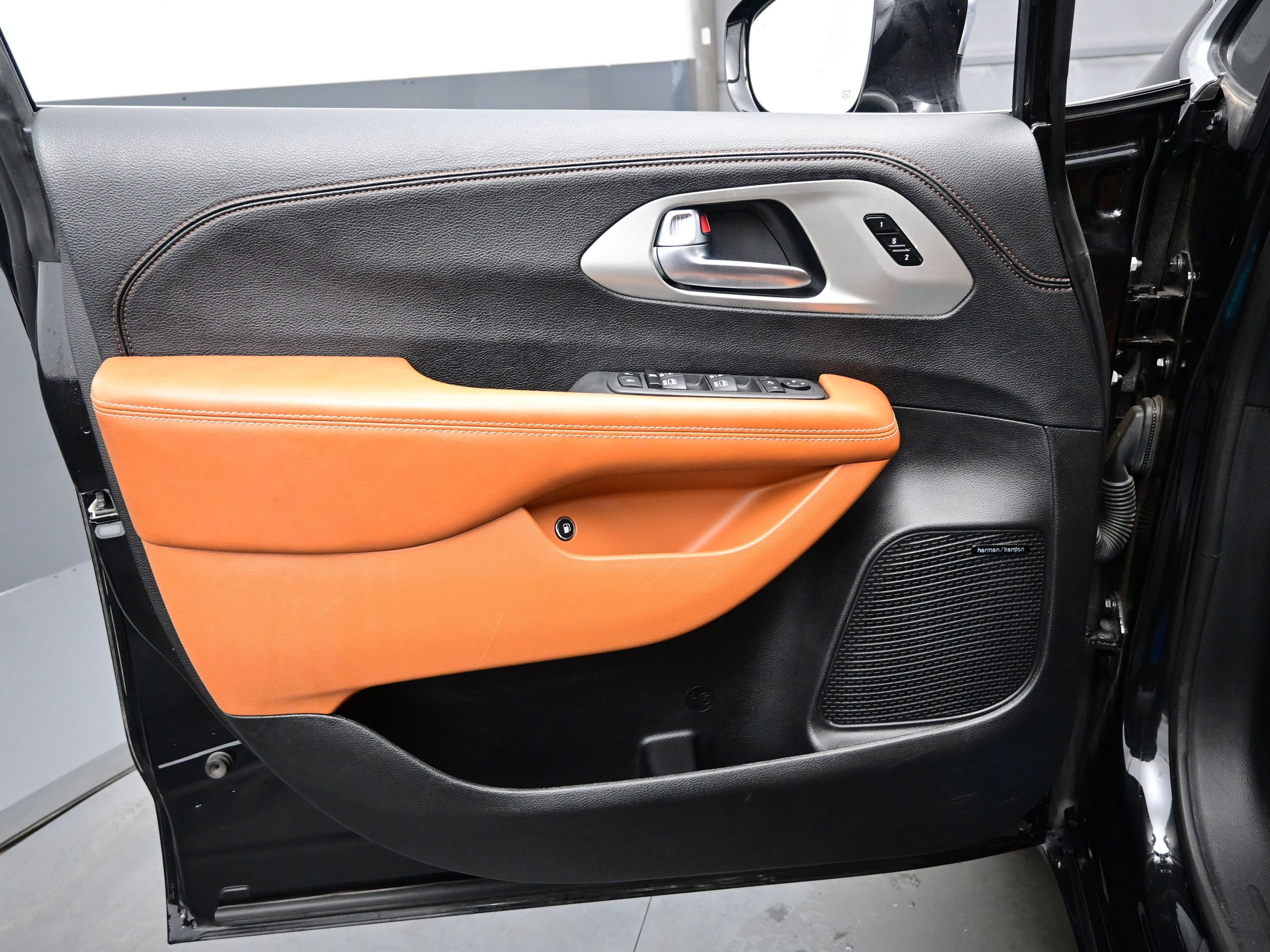 Used 2024 Chrysler Pacifica Pinnacle image 9