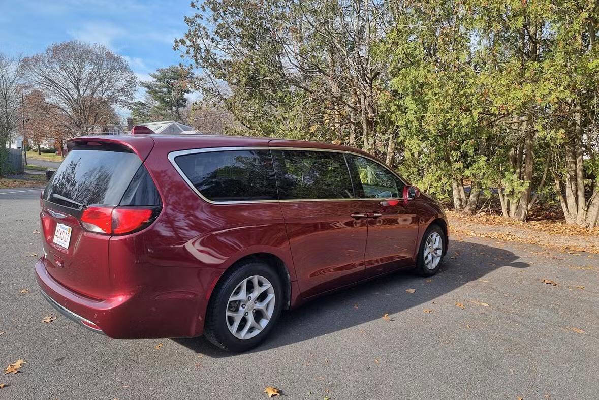 Used 2019 Chrysler Pacifica Touring Plus w/ Tire & Wheel Group image 3