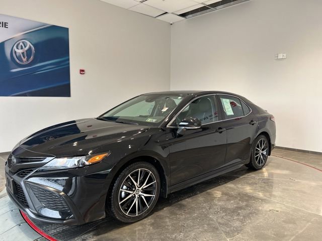 Used 2023 Toyota Camry SE image 2