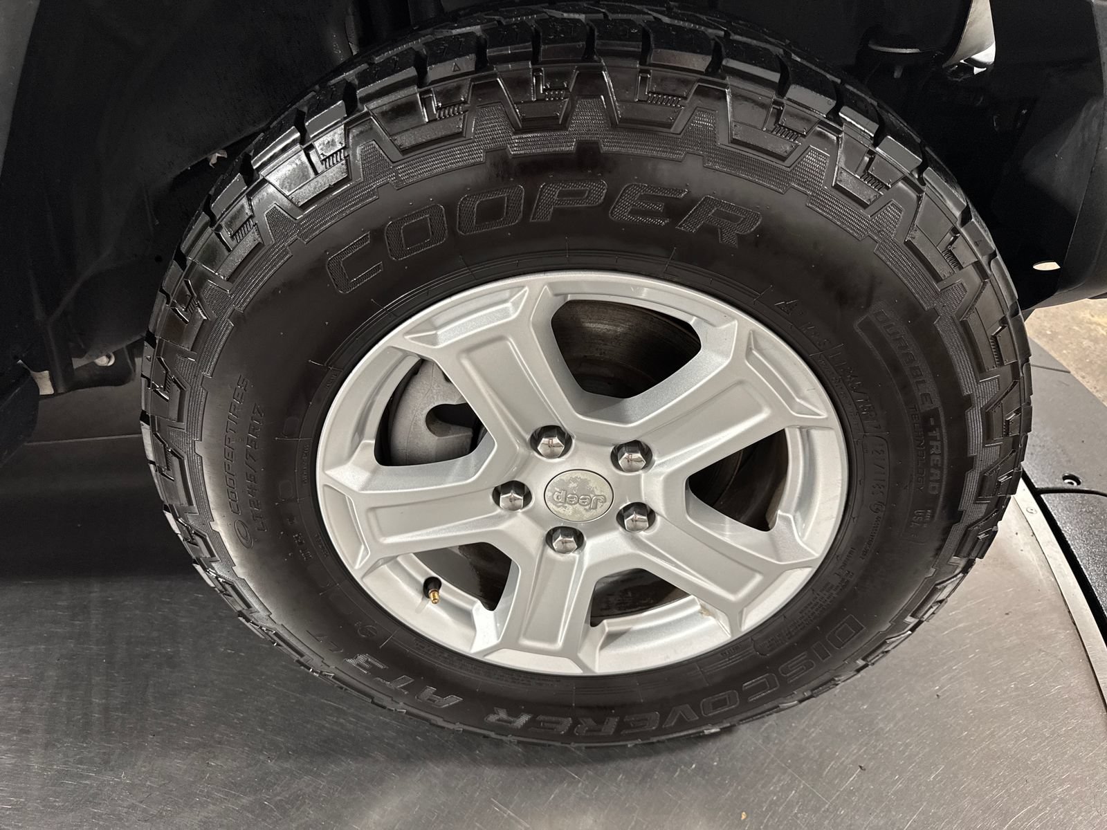 Used 2018 Jeep Wrangler Unlimited Sport S AWD/4WD image 14