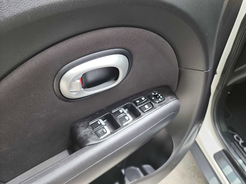 Used 2019 Kia Soul + image 14