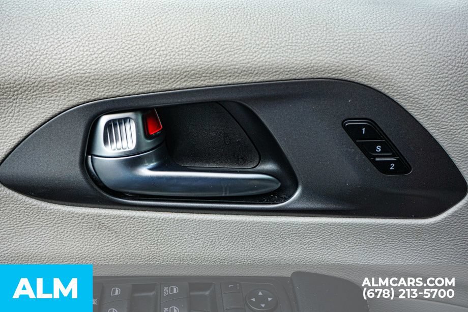 Used 2023 Chrysler Pacifica Touring-L FWD image 55