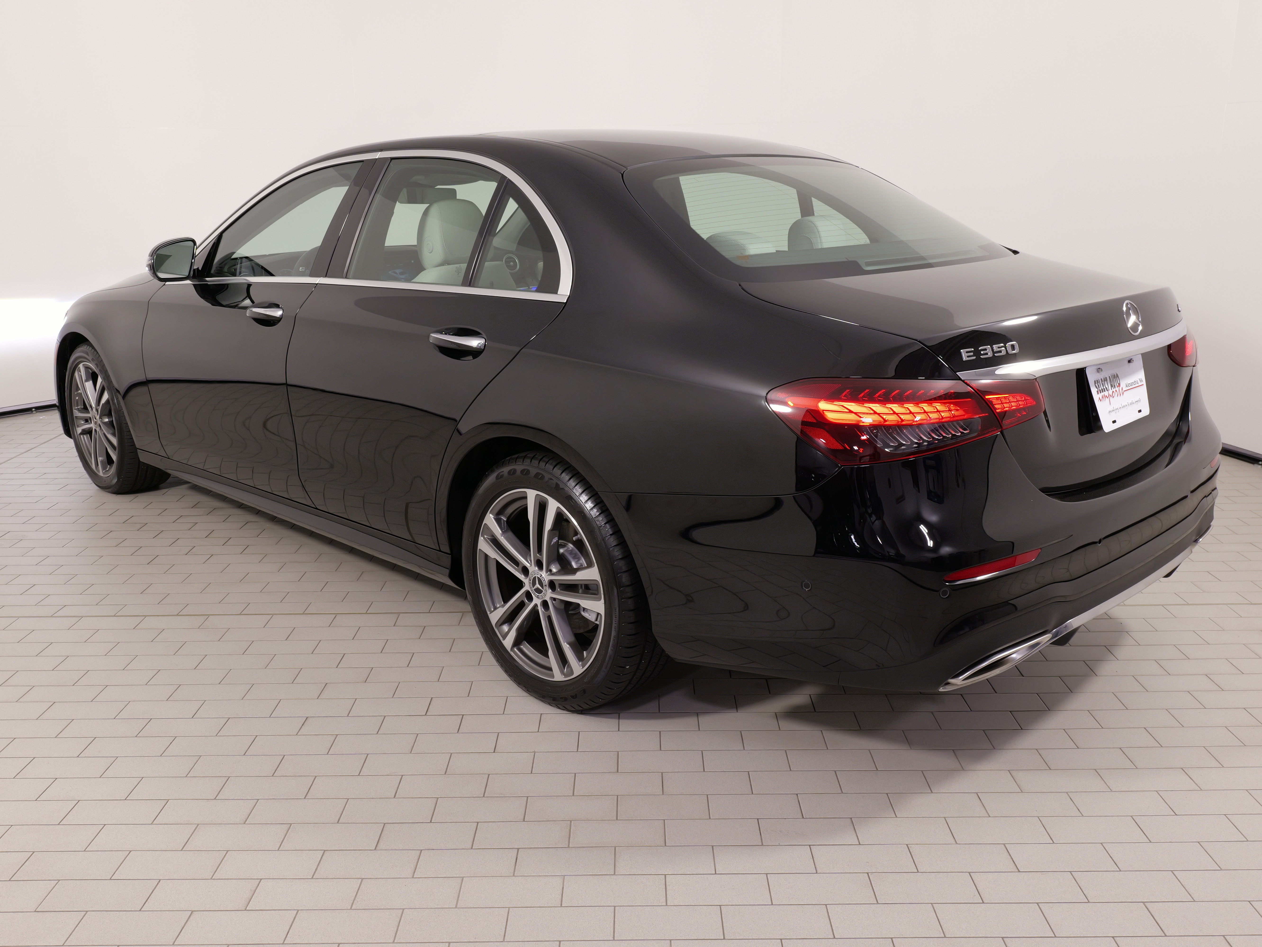 Used 2023 Mercedes-Benz E 350 4MATIC Sedan image 15