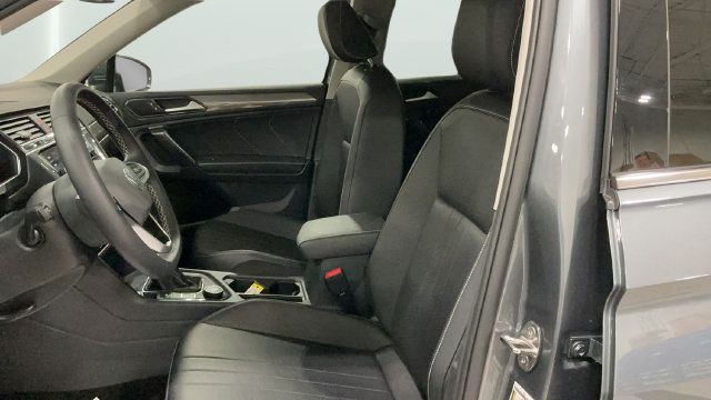 Used 2024 Volkswagen Tiguan SE w/ Panoramic Sunroof Package AWD/4WD image 16