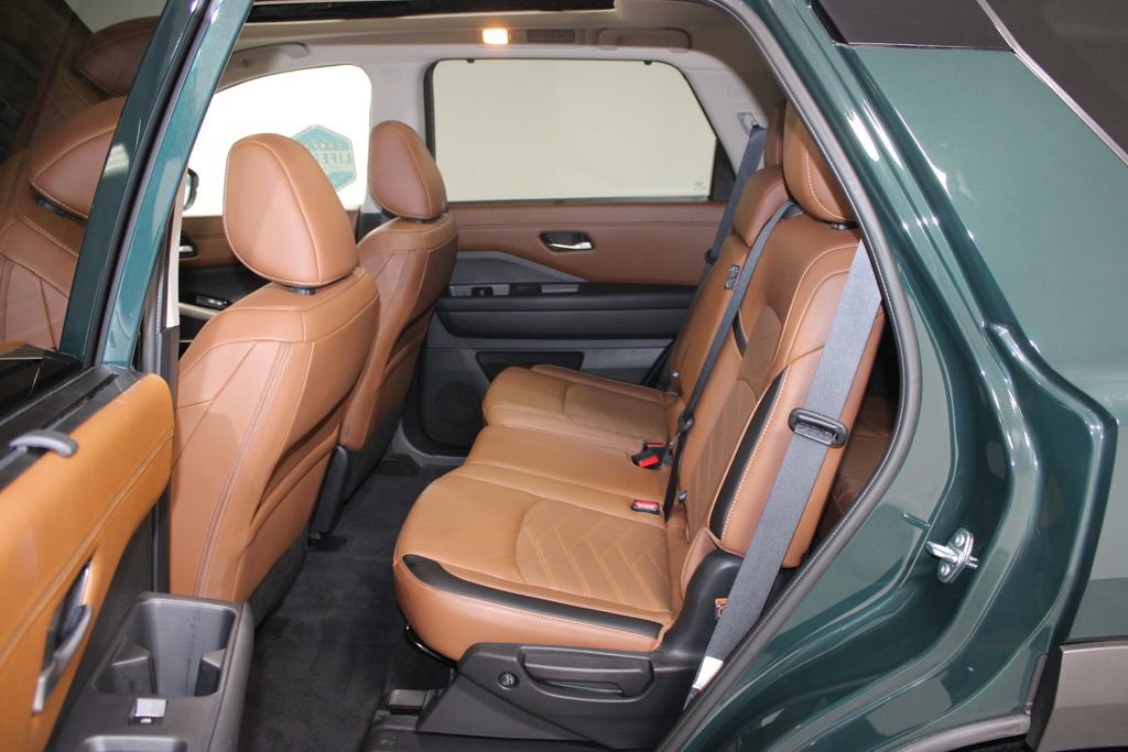 Used 2024 Nissan Pathfinder Platinum w/ Cargo Package image 26