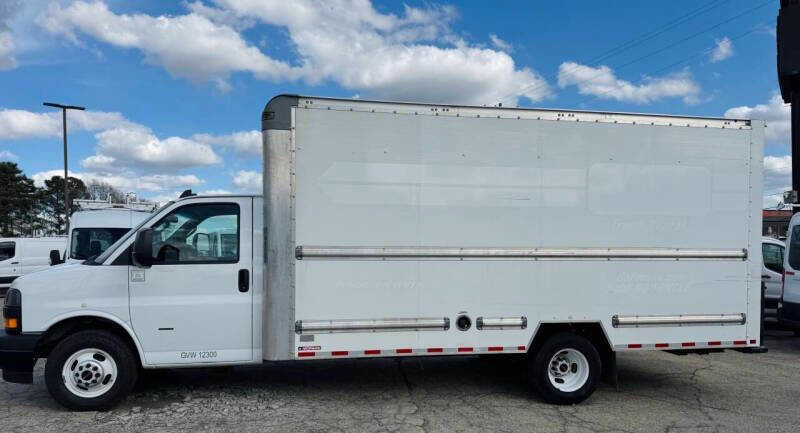Used 2022 GMC Savana 3500 Extended w/ Power Convenience Package RWD image 5