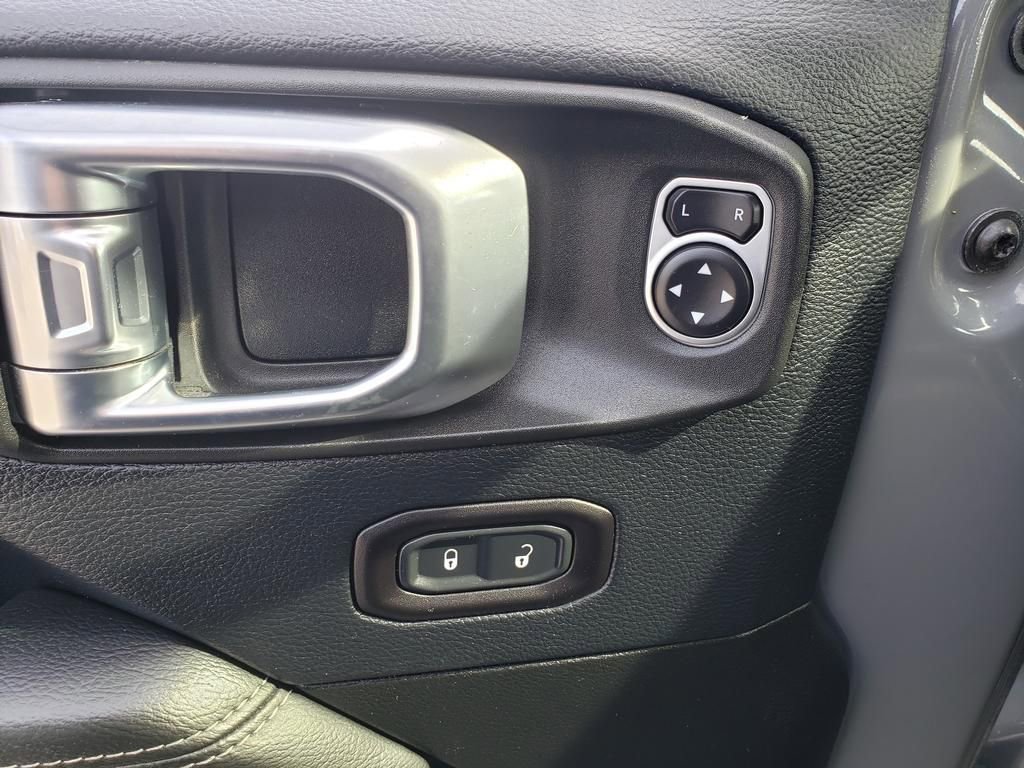 Used 2018 Jeep Wrangler Unlimited Sahara w/ Cold Weather Group image 30