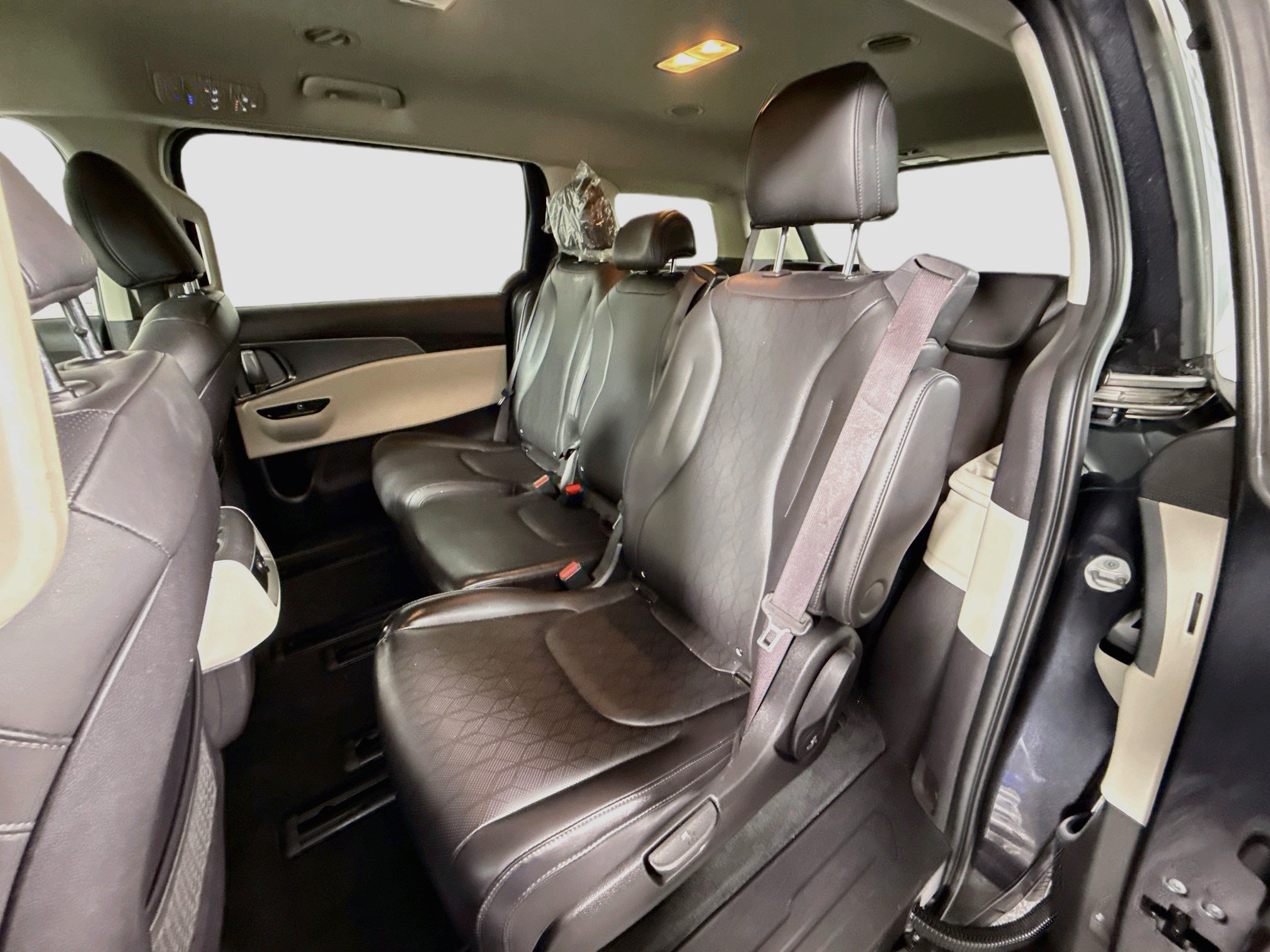 Used 2023 Kia Carnival LX FWD image 25