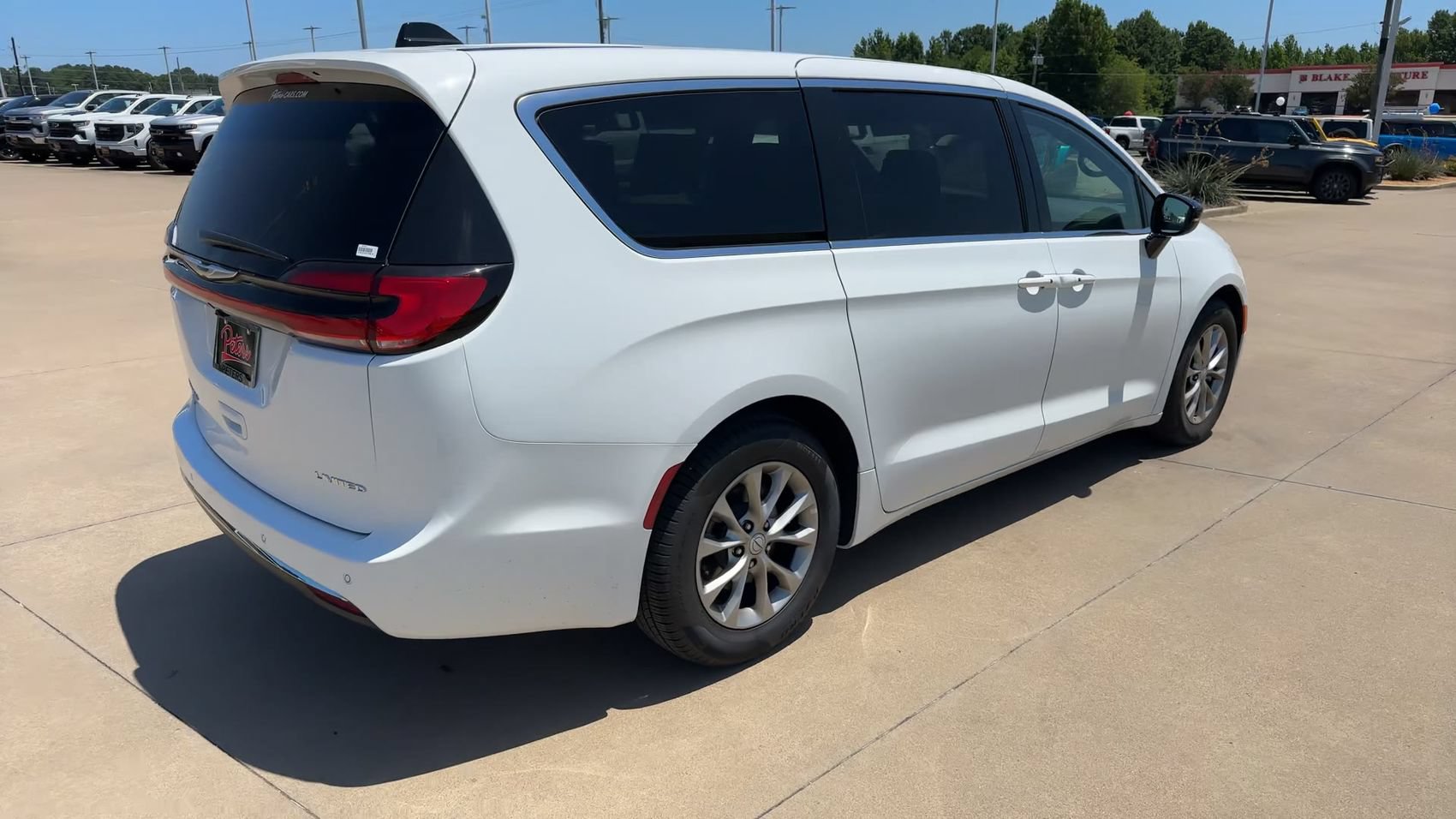 Used 2026 Chrysler Pacifica Limited FWD image 9