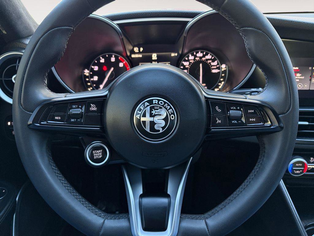 Used 2020 Alfa Romeo Giulia Ti image 15