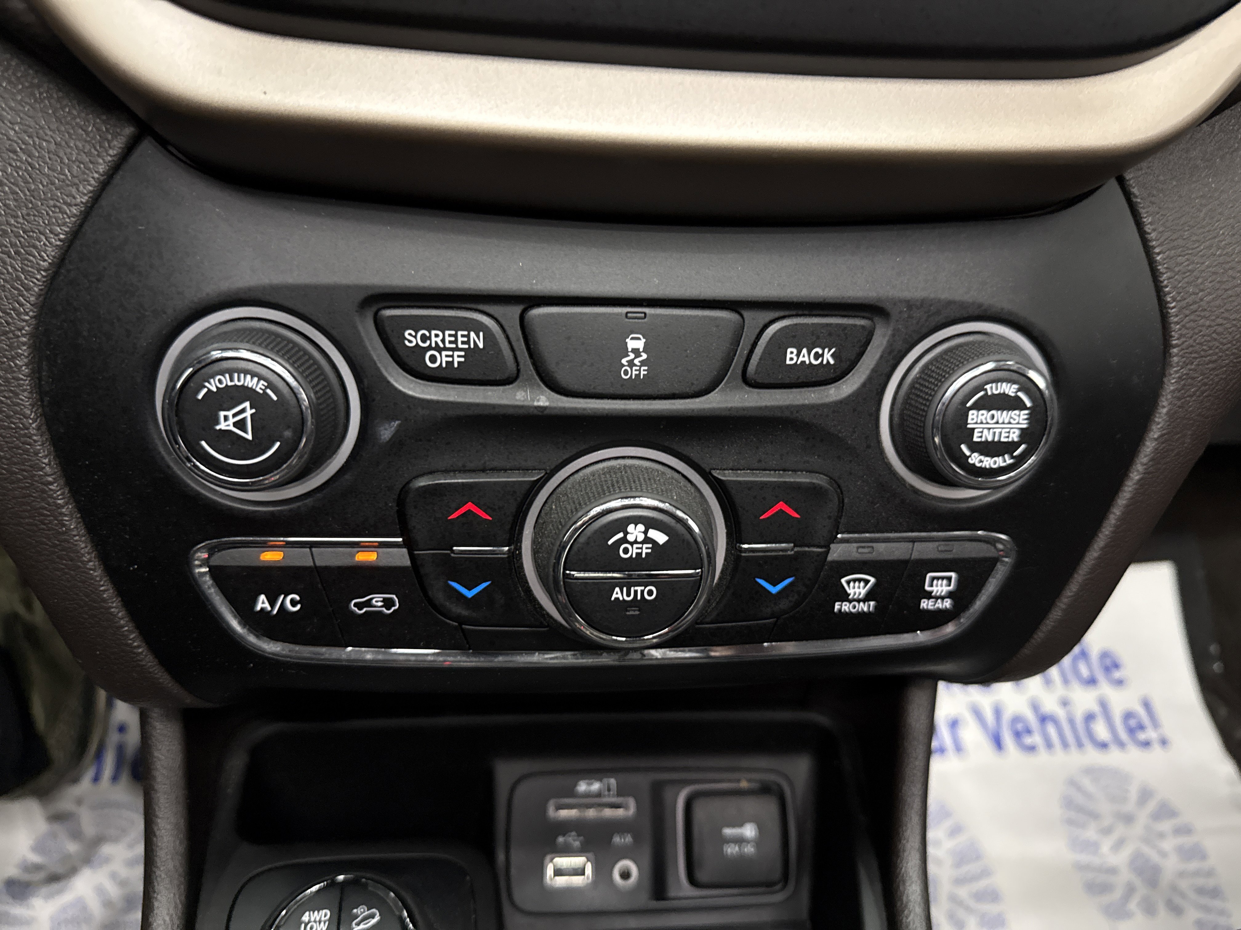 Used 2014 Jeep Cherokee Trailhawk w/ Technology Group image 16