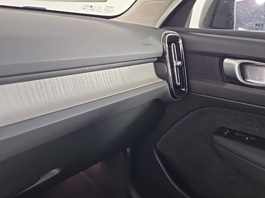 Certified 2026 Volvo XC40 B5 Plus AWD/4WD image 23