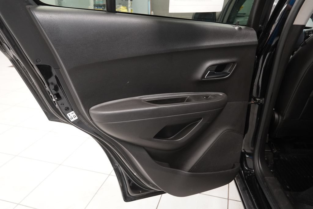 Used 2020 Chevrolet Trax LT w/ LT Convenience Package FWD image 24