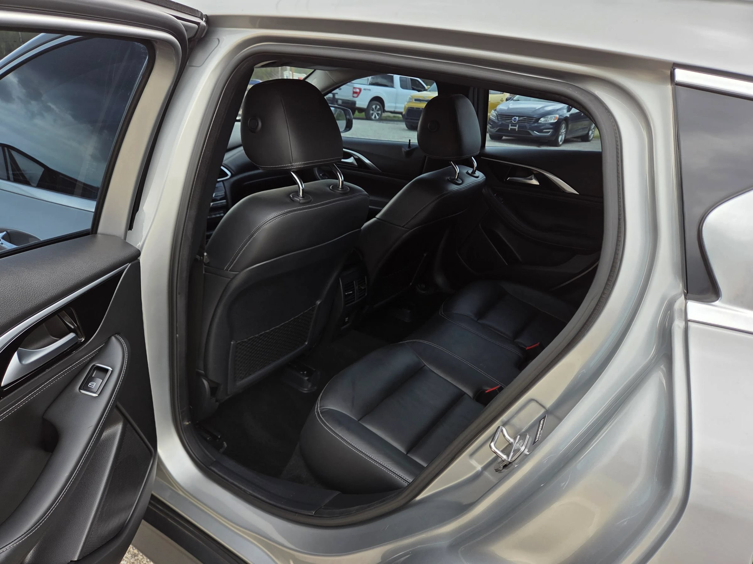 Used 2018 INFINITI QX30 AWD image 15