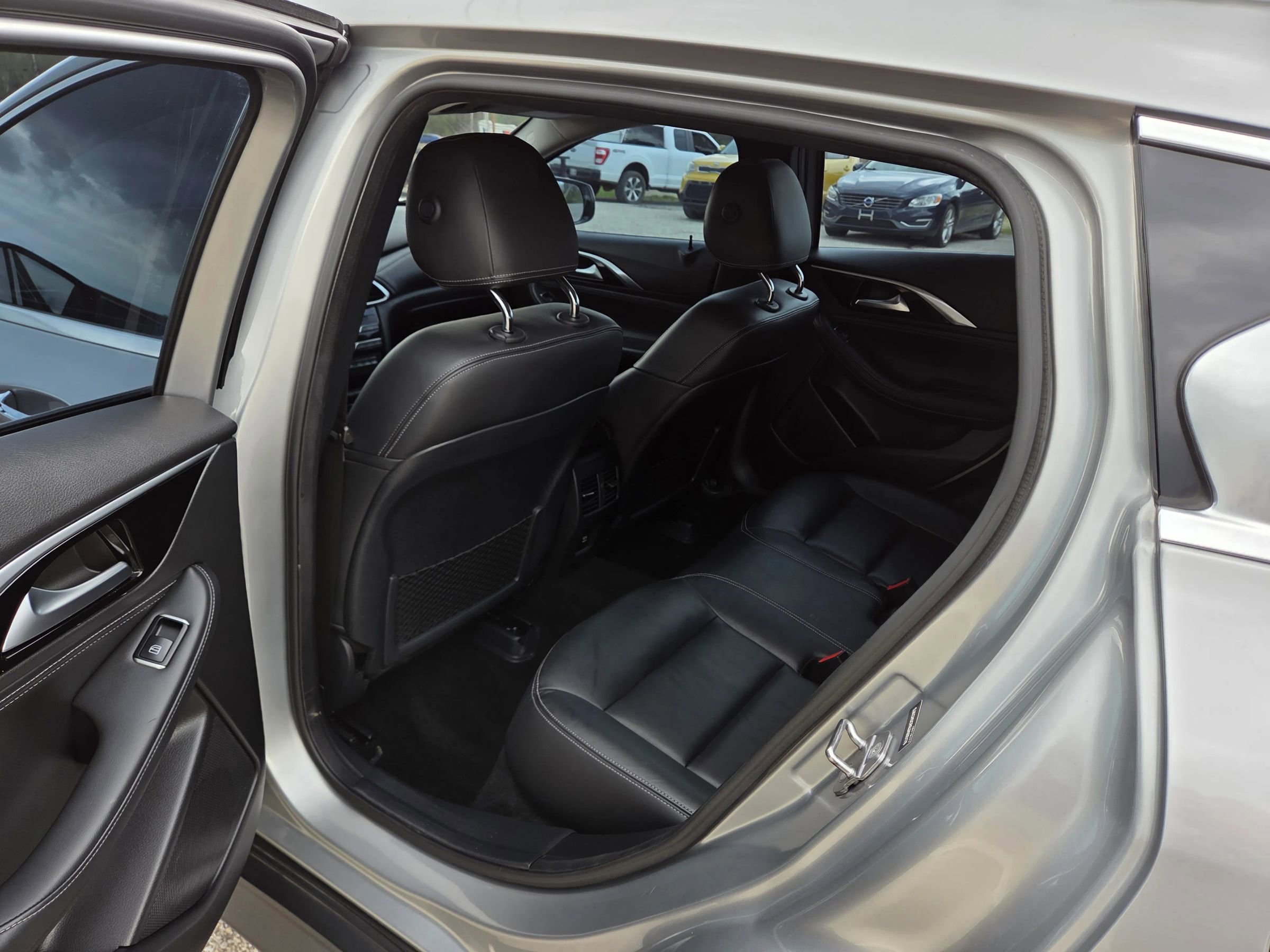 Used 2018 INFINITI QX30 AWD image 15