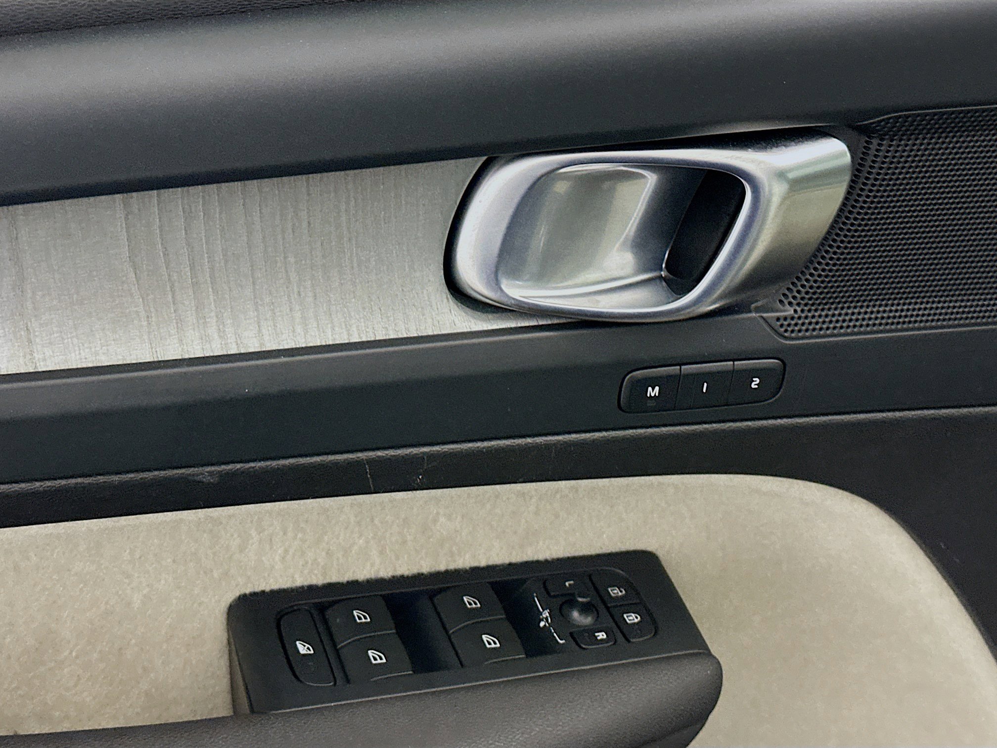 Used 2024 Volvo XC40 B5 Plus image 15