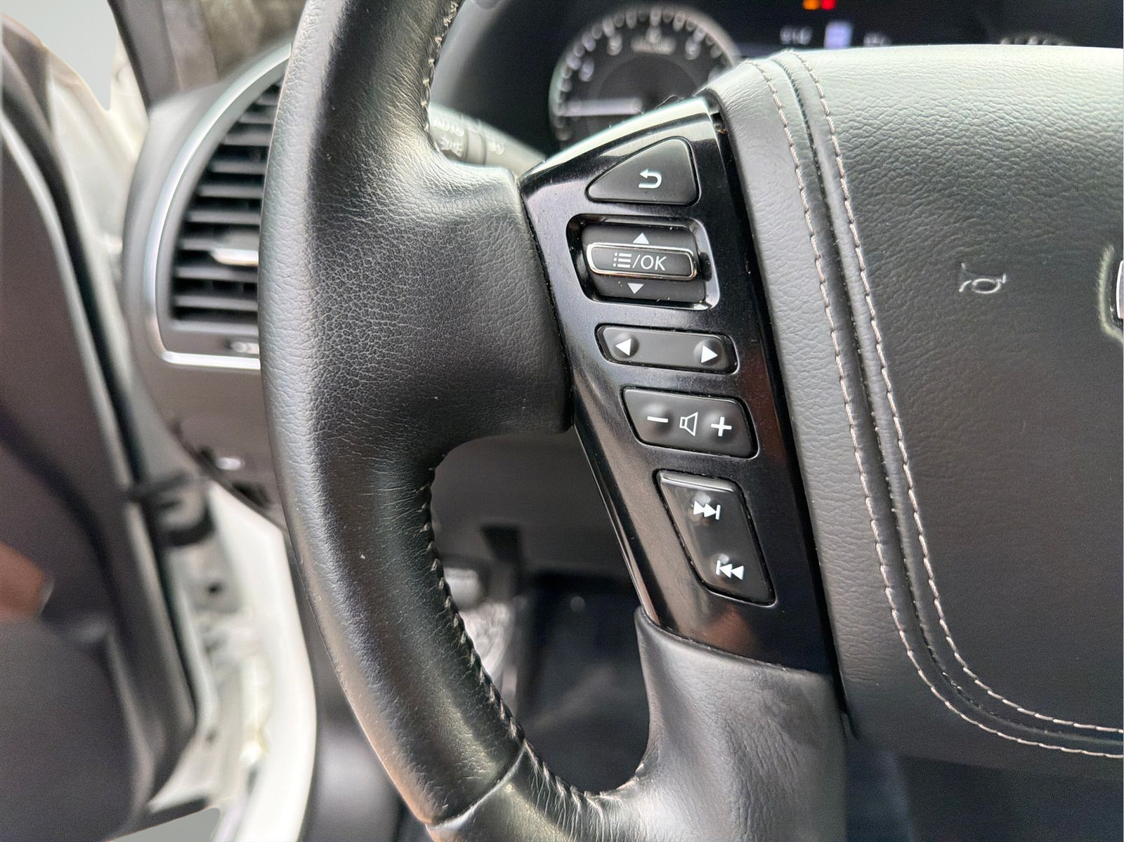 Used 2022 Nissan Armada Platinum w/ Captain's Chairs Package RWD image 11