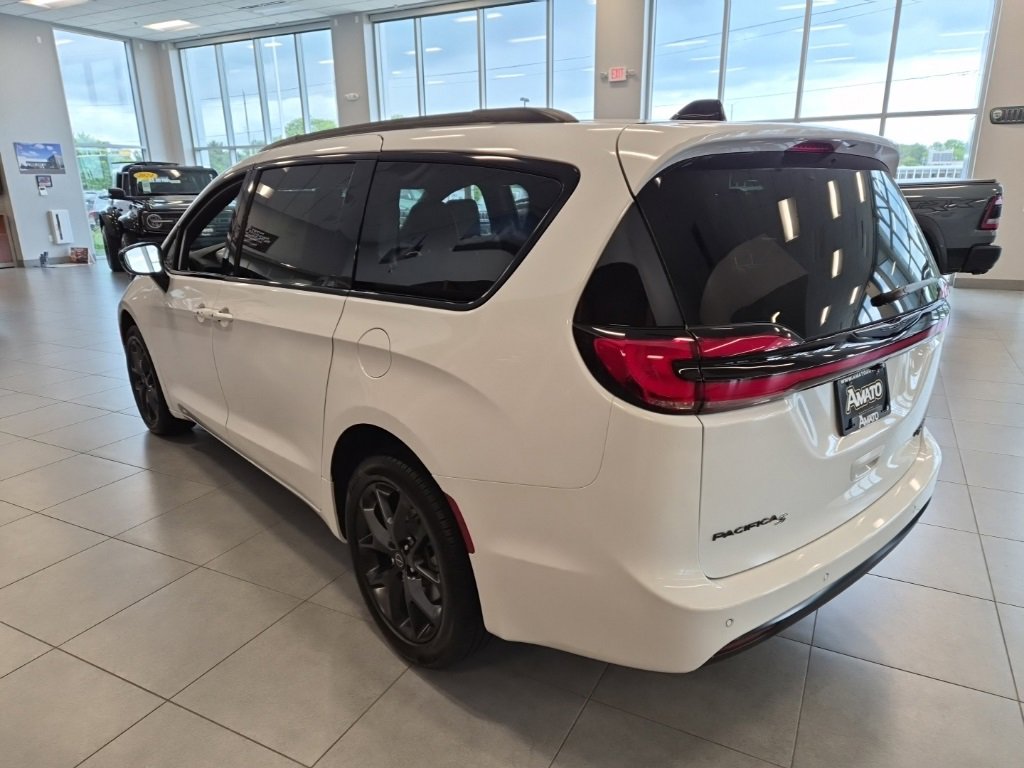 New 2026 Chrysler Pacifica Limited w/ S Appearance Package image 10