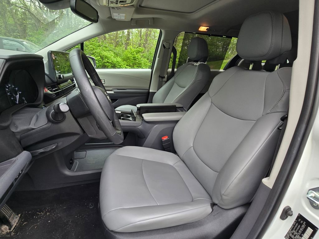 Used 2023 Toyota Sienna XLE FWD image 14