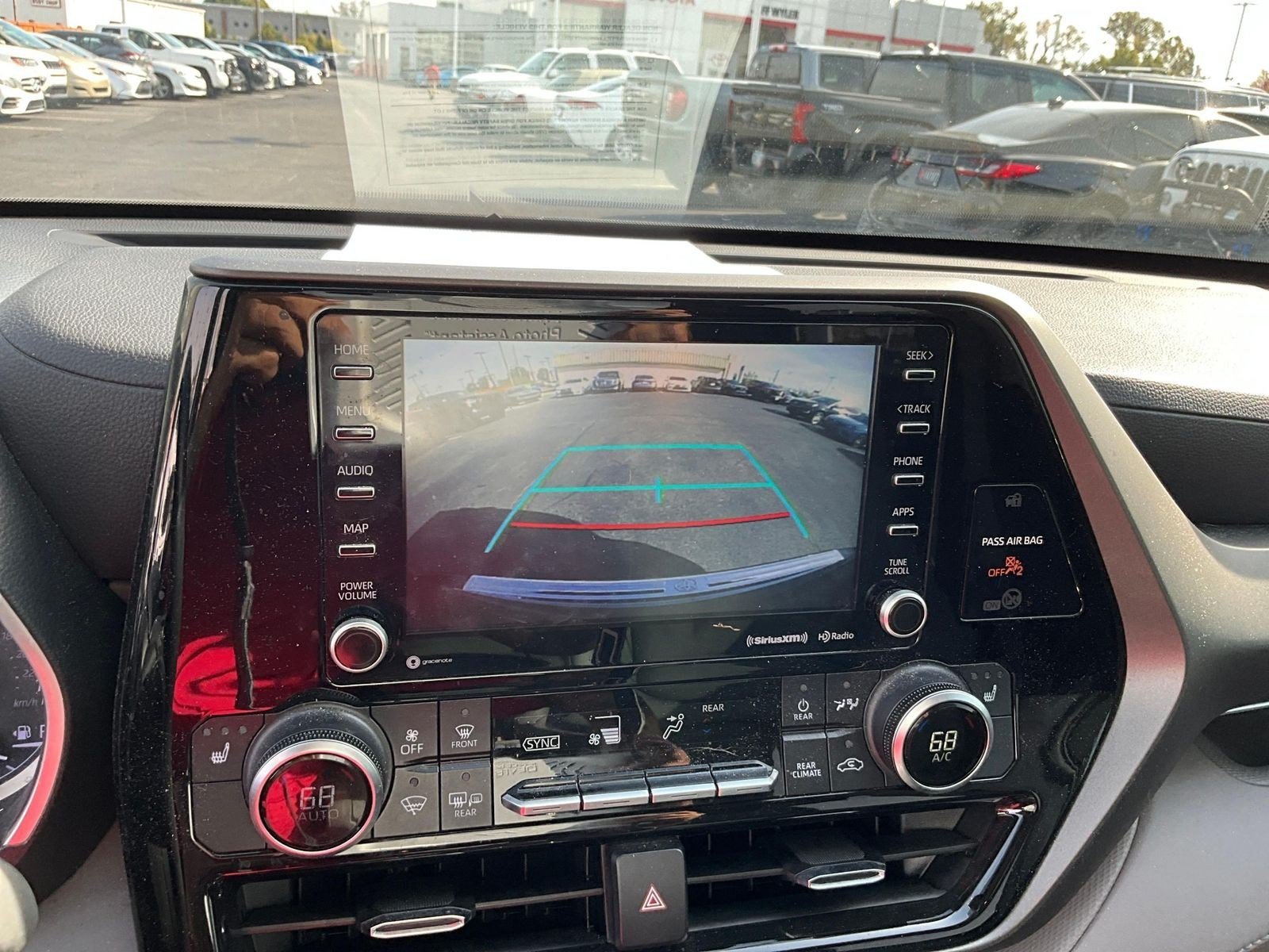 Used 2022 Toyota Highlander XLE AWD/4WD image 13