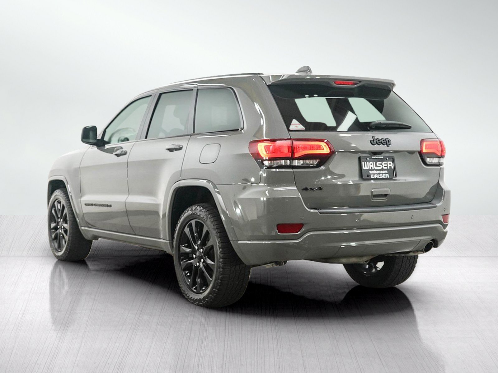 Used 2022 Jeep Grand Cherokee Laredo X AWD/4WD image 3