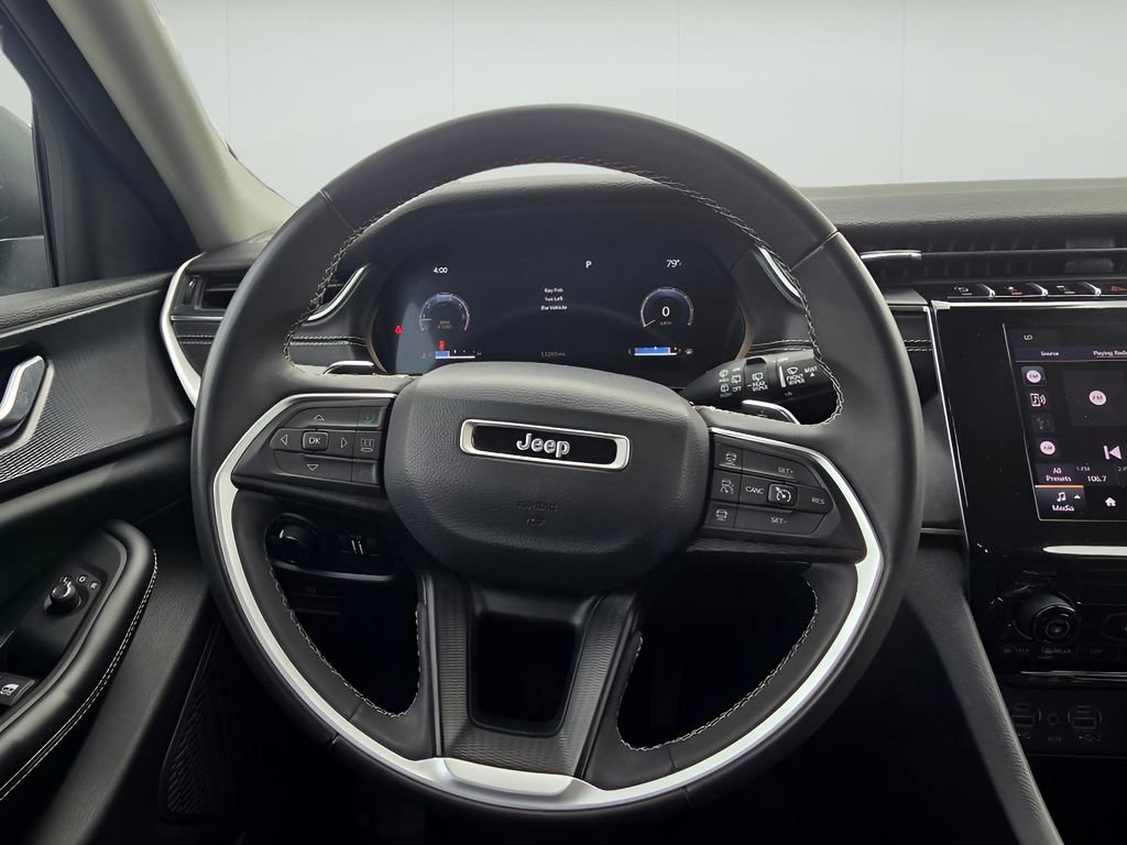 Used 2024 Jeep Grand Cherokee Laredo image 16