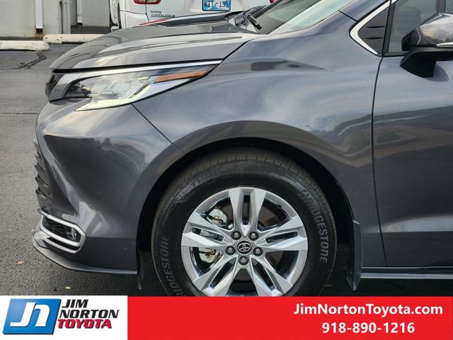 Used 2025 Toyota Sienna Limited image 9