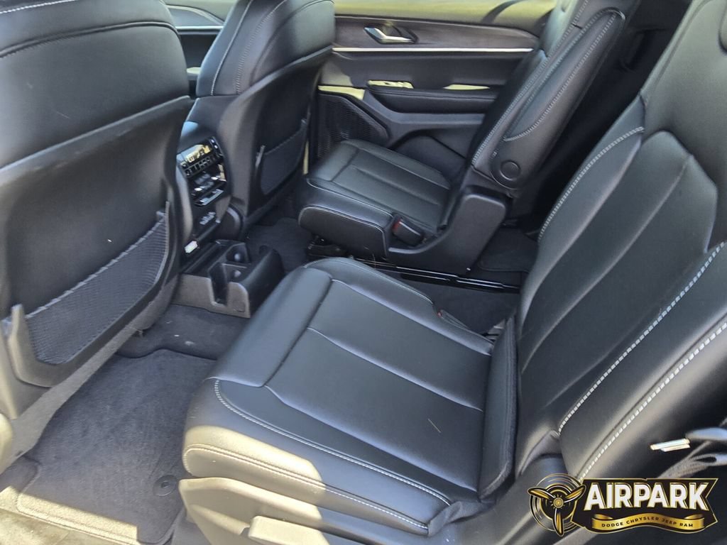 New 2025 Jeep Grand Cherokee L Limited w/ Black Appearance Package AWD/4WD image 16