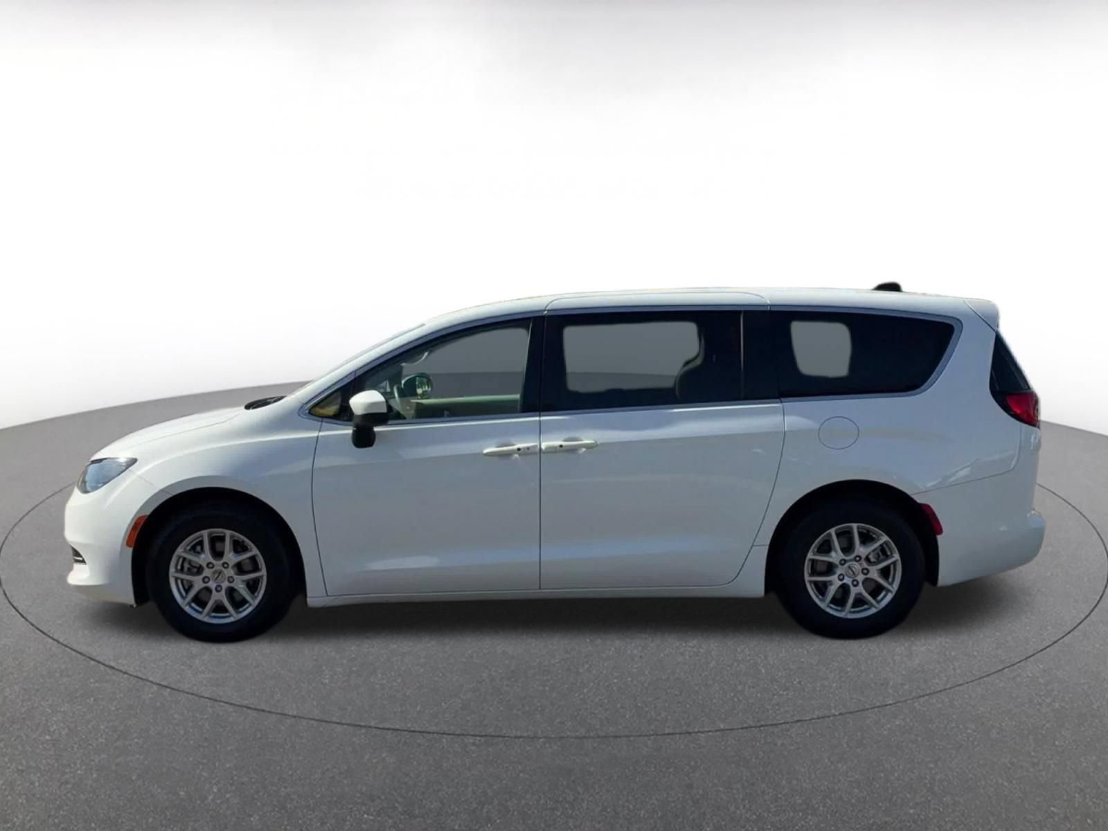 Used 2023 Chrysler Voyager LX FWD image 8