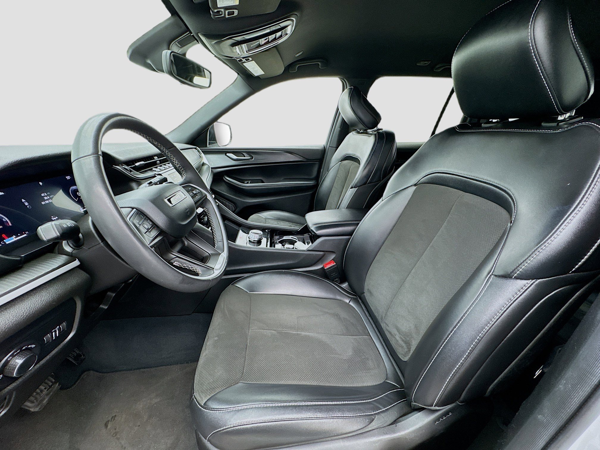 Used 2023 Jeep Grand Cherokee Altitude image 13