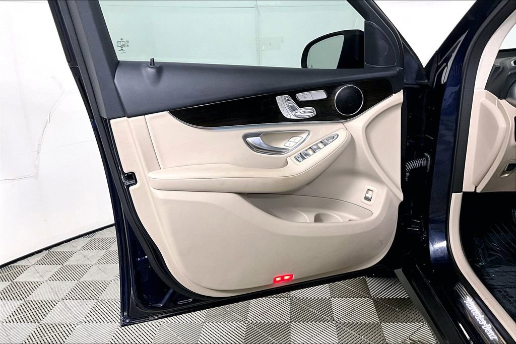 Used 2022 Mercedes-Benz GLC 300 w/ Premium Package Lite image 23