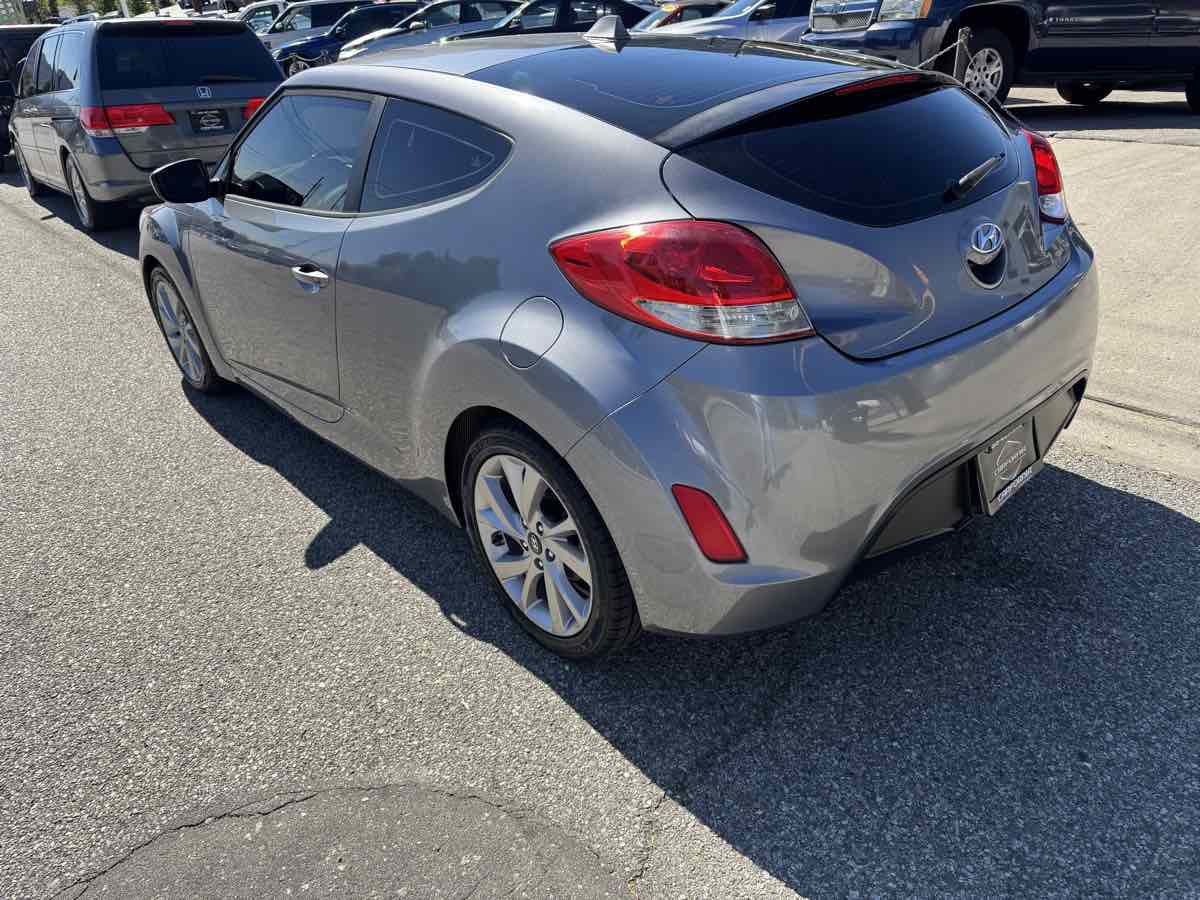 Used 2017 Hyundai Veloster image 4
