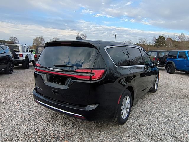 New 2026 Chrysler Pacifica Select FWD image 5