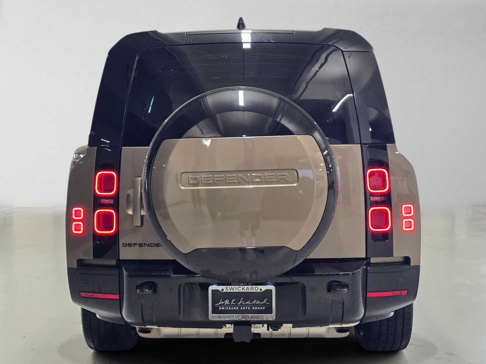 Used 2025 Land Rover Defender 130 X-Dynamic SE AWD/4WD image 4