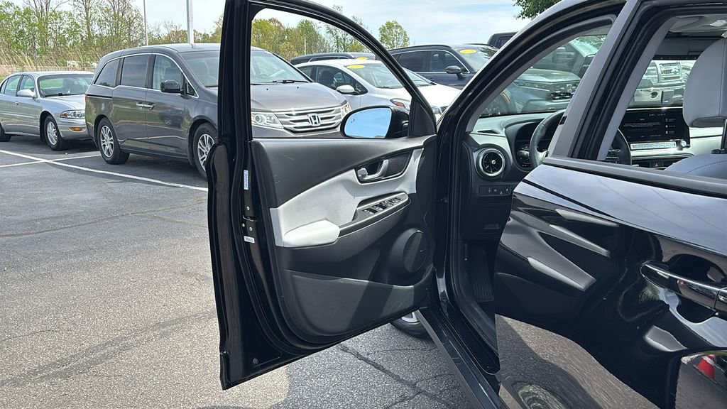 Used 2023 Hyundai Kona Limited w/ Cargo Package FWD image 11