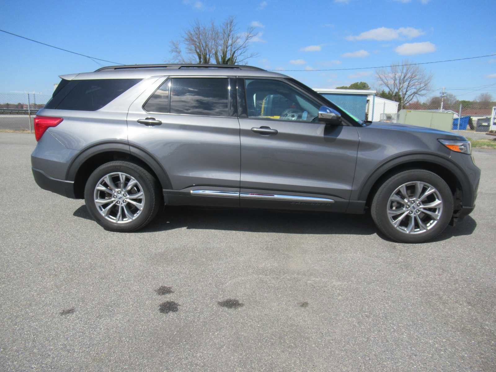 Used 2022 Ford Explorer XLT w/ Equipment Group 202A image 4