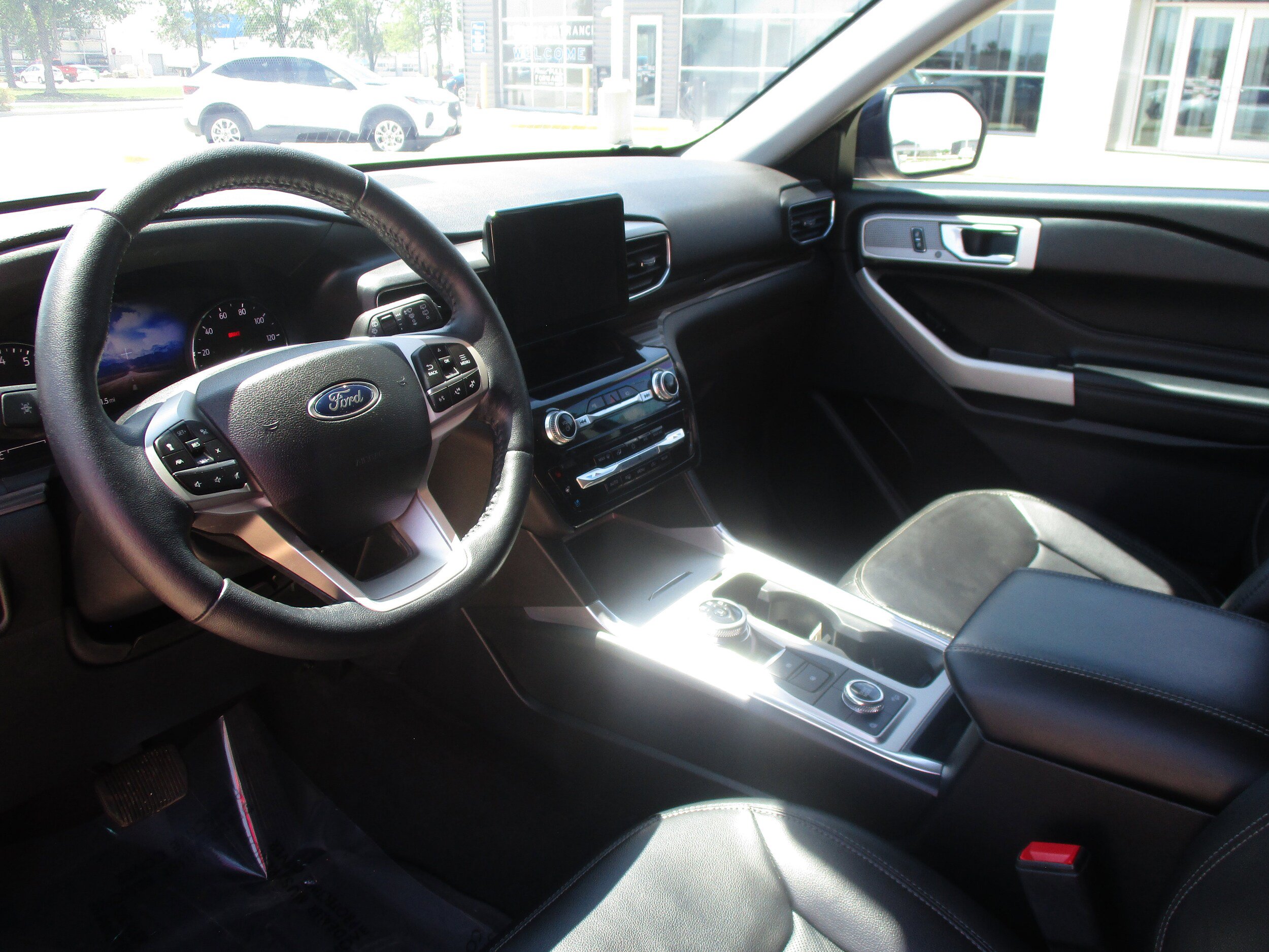 Used 2022 Ford Explorer Limited w/ Hybrid Equipment Group 310A AWD/4WD image 16