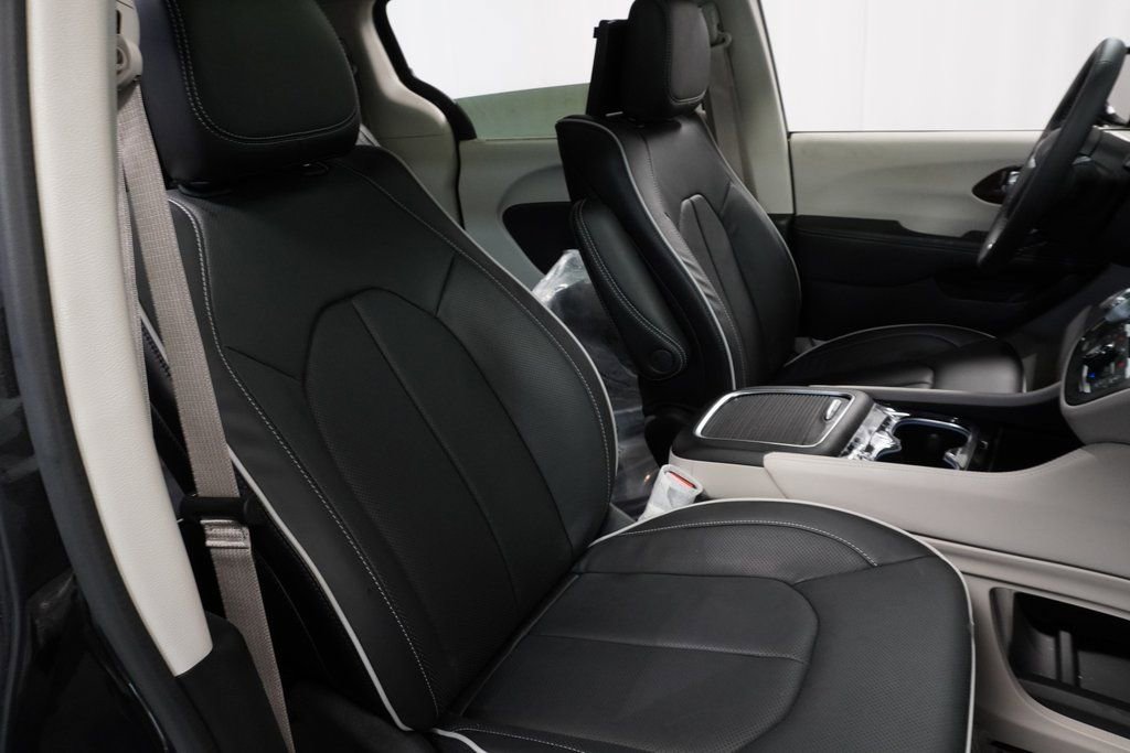 New 2023 Chrysler Pacifica Limited w/ Uconnect Theater Family Group image 35