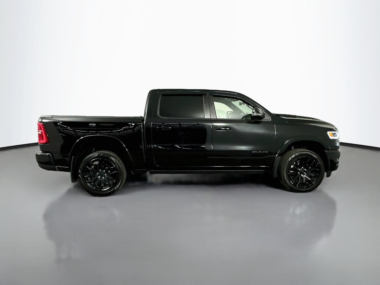 Used 2025 RAM 1500 Limited AWD/4WD image 9